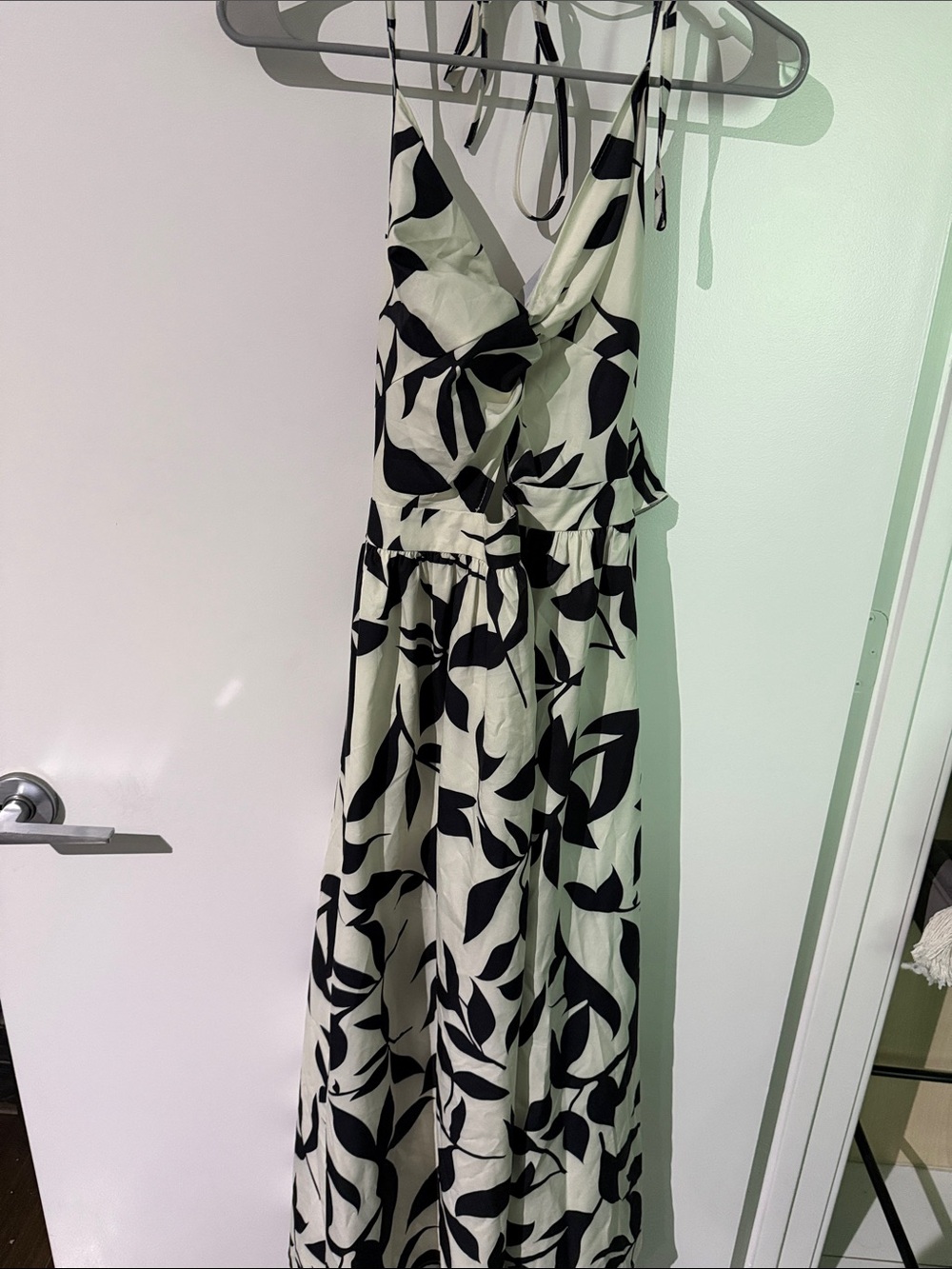 Source Unknown Black and White Leaf-Print Maxi Dress with cutout in Front/Back